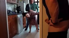 زوج الديوث يشاهد بينما يملأ عاشق كس زوجة غنيمة كبيرة مع نائب الرئيس