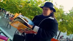 تشغيل امرأة سمراء متعرج مع ثدي كبير وحمار ضخمة تمتص وركوب الديك الضخم