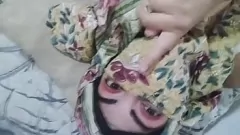 Odtwórz Zatrudnione w hidżab Arab Arab Milf tryskają podczas intensywnej sesji solo - muzułmańska żona orgazm