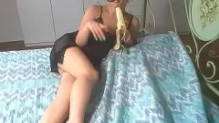 Abspielen Petite Teenie Skinny Slut Jen saugt Banane wie einen Schwanz und bekommt Cumshot