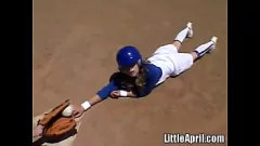 Jouer Masturbazione da solista di Bionda Bionda Petite April dopo il baseball