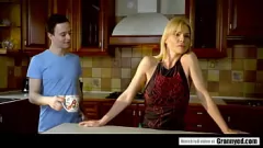 Abspielen Reife Nanny Nadya -Basinger mit riesigen falschen Titten bekommt einen harten Fick