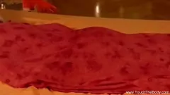 Reproducir Masaje de aceite erótico con una pareja asiática caliente - Experiencia íntima de desi