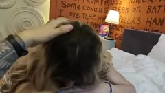 Odtwórz Blondynka z dużymi cyckami i dużym tyłkiem zostaje ostro wyruchana w pokoju hotelowym