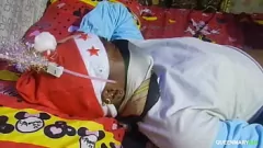 Redare Experimentați cea mai mare plăcere de Crăciun: uitați-vă la această drăguță și slabă adolescent abanos cum se creează într-o creampie Bukkake de casă