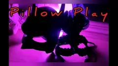 Odtwórz Zabawa w poduszki Grubaska z dużymi cyckami zostaje ostro wyruchana i głośno jęczy podczas seksownego spotkania w masce