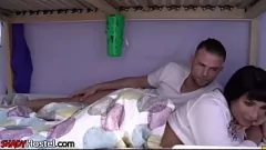 Afspelen Rondborstige Eurobabe met piercings krijgt haar getrimde poesje geboord in een hostel voordat ze slordig deepthroat