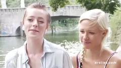 Odtwórz Urodzona w Berlinie ta blondynka i jej brunetka z HH oddają się namiętnej lesbijskiej miłości z dużymi naturalnymi cyckami i romantycznym palcowaniem