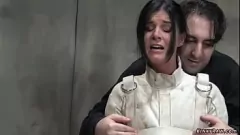 Afspelen Gebonden brunette India Summer ondergaat intense zweepslagen in bizarre asielfetisjsessie