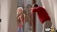 Reproducir VIP4K - Ellen Jess: Pasión no planificada con un viejo vecino - Adolescente rubia caliente mamada y sexo en la mesa