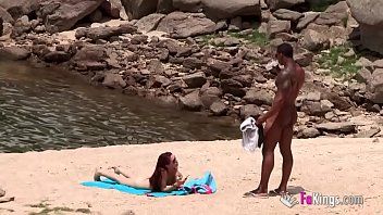تشغيل زنجي هائل مع بولا تم تصويره عند Fute سائح على شاطئ Nudisti