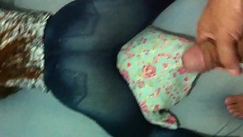 Reproducir Culo sexy de mujer dormida llena de semen después de una pata rápida