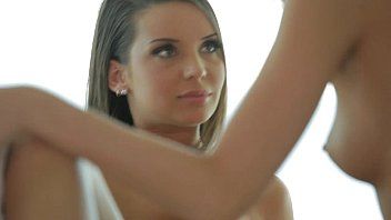 Mädchen, die gemeinsam einen Penis befriedigen