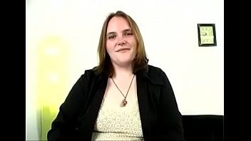 Abspielen Der Teenager wird von einem Menschentier tief in ihre Muschi gefickt.