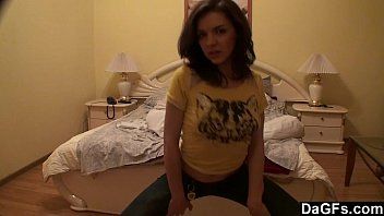 Reproduzir Morena tesuda fazendo strip-tease na sala mulher