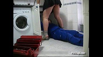 تشغيل جاء الشبق الذي استغل من قبل الكهربائي لإصلاح المغسلة