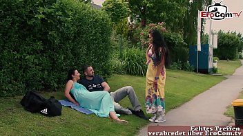 Jouer Xxx en public avec deux filles et un homme avec un grand désir de xxx