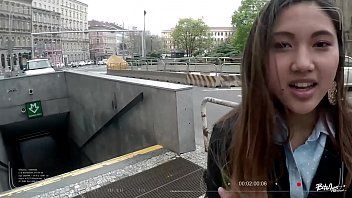 Abspielen Wunderschöne Schlampe hat vollen Sex und liebt es, seinen Schwanz in ihre Kehle zu stecken