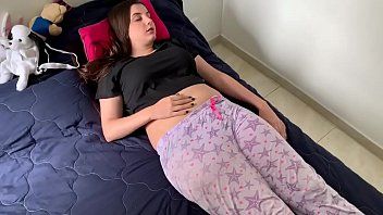 Redare Tanara care doarme linistita se trezeste cu pula varului in ea