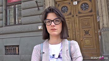Redare Film de sex cu porno tocilara care face sex bine si o linge