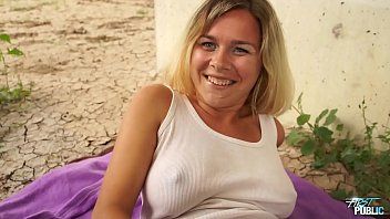 Redare xxx moca in gradina cu blonda naiva excitaticul usor