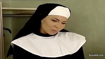 Reproduzir Ela varre feio e a freira mostra as formas de um menino