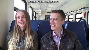 تشغيل الحبيب يعطي ألسنتها في فتيات كس ثم يترك وجهها
