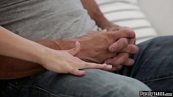 Abspielen Der hinreißende Teenager lutscht ihn, bis seine Beine zittern