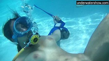 Play Filme xxx ties her in the water where he pulls her pussy and gives her tongue