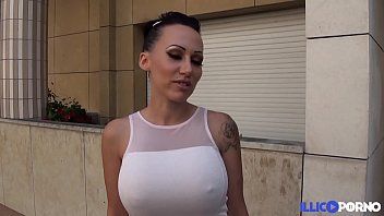 Desayuna con un hombre de 60 años y tiene sexo con ella