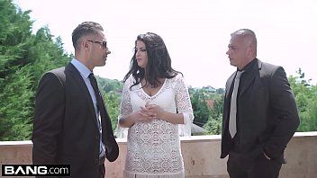 Jouer Rencontré lors d'une soirée et baisé par deux hommes riches