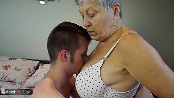 Reproducir Vieja gorda penetrada por un joven