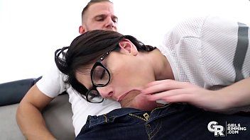 Abspielen Nerd, der zum Blowjob eilt