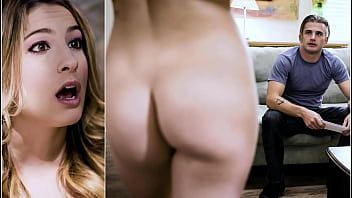 Jouer Il met sa main sur sa chatte et avec ses doigts pour l'exciter à avoir un orgasme et la traîner avec lui porno