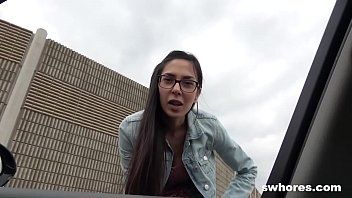 تشغيل عاهرة فاخرة جميلة تعطي xxx عن طريق الفم للرجال قرنية