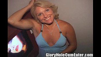 Redare Blonda chemata intr-un separeu sa faca xxx oral