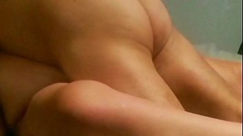 Afspelen Xxx met de grootvader die zijn kleindochter penetreert in pornokutjes, echte pornofilms