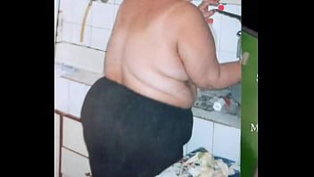 Abspielen Er massiert das Mädchen, das jünger ist als er, sinnlich