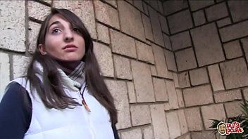 Jouer L'adolescente maigre de Navodari apprécie le plaisir du sexe pour de l'argent