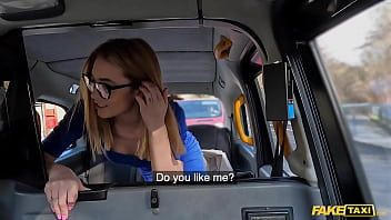Reproduzir O taxista penetra em uma mulher de óculos que tem bunda redonda