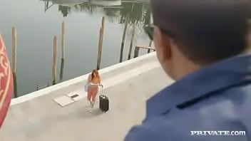 Reproducir Penetra a una chica caliente que tiene un culo grande y abultado y quiere quedarse dentro de ella hasta correrse.