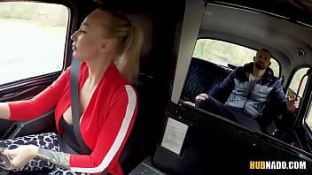 Blondynka z dużym biustem siada na tylnym siedzeniu samochodu i otwiera swoją cipkę