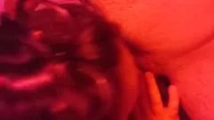 تشغيل كبير titted جبهة تحرير مورو الإسلامية يعطي قذرة Deepthroat اللسان في الضوء الأحمر