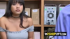 Redare POV Mica pornostar Aryana Amatista în fantezie sexuală de birou dur