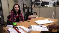 Abspielen Fröhlicher Teenie-Pornostar in Uniform macht es sich mit einem gut bestückten Kollegen im Büro schmutzig