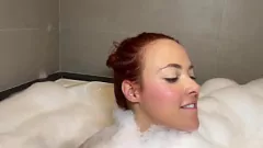 Odtwórz Latina Delight Nicole Romanoff robi się mokra i dzika pod prysznicem