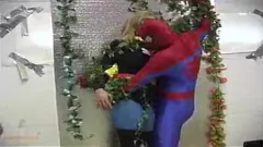 Jouer Spiderman se lance dans une mascarade coquine