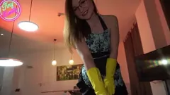 Reproducir La intensa follada POV con creampie de la criada flaca TinyEmily con su jefe