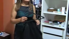 Redare Mama vitregă este excitată de masturbarea fiului în timp ce se dezbracă în lenjerie