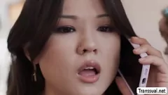 Abspielen Shemale Frau gibt Hot Asian eine Schwachfick -Sitzung